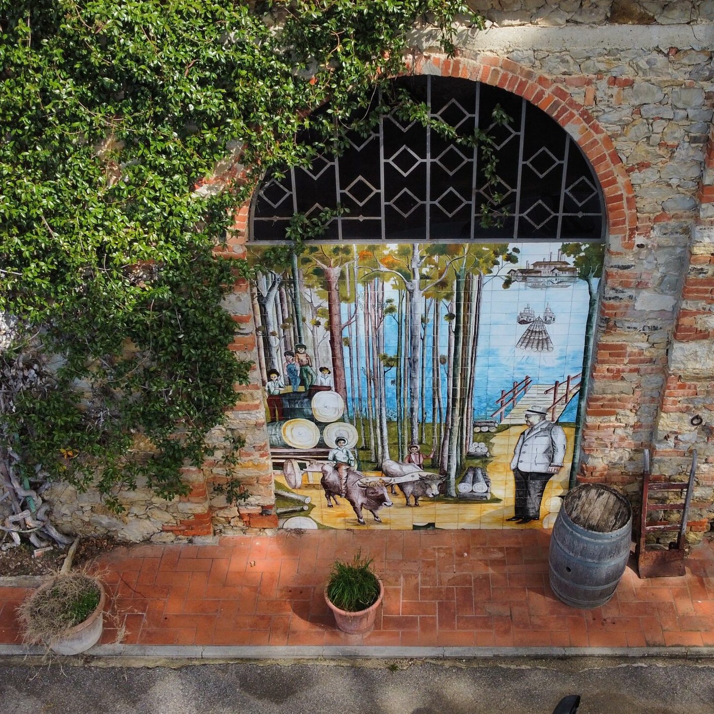 Il murale all'ingresso della cantina, con il Commendatore Umberto Perrotta