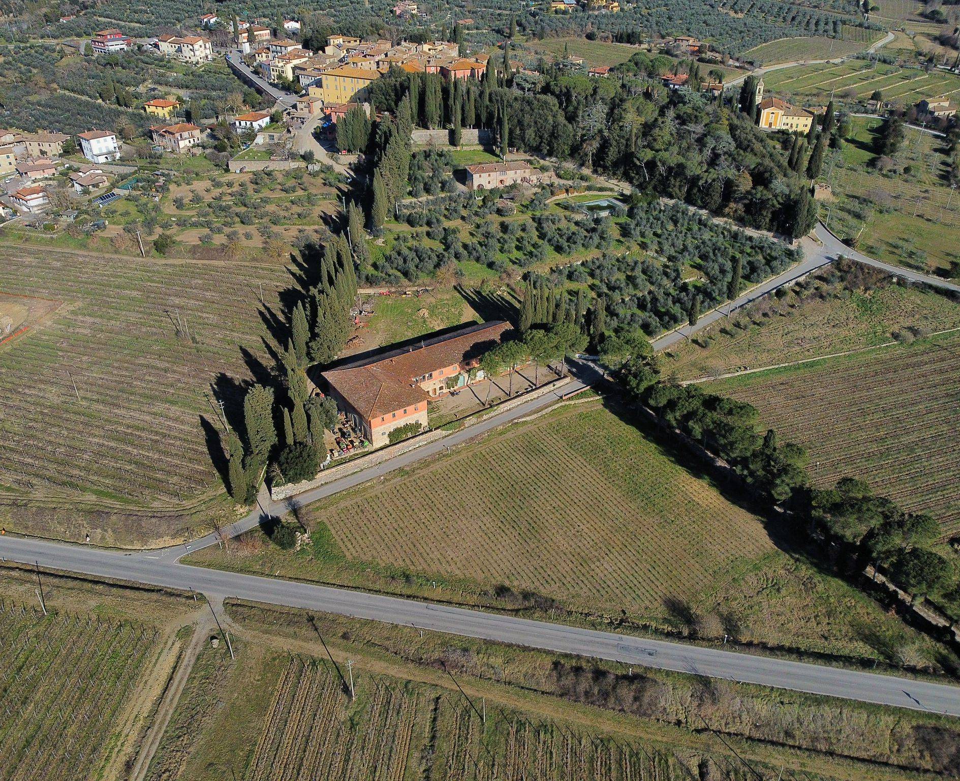 La tenuta vista dall'alto, tra vigne, ulivi e cipressi